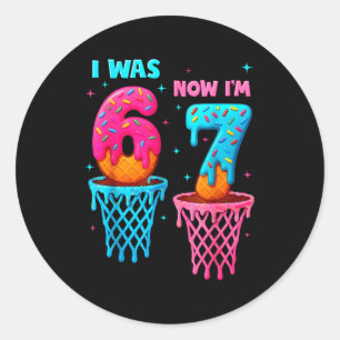 Sticker Rond J'avais 6 ans maintenant j'ai 7 ans drôle 67 mème 