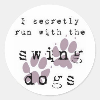 Sticker Rond Je cours secrètement avec les chiens balançoires