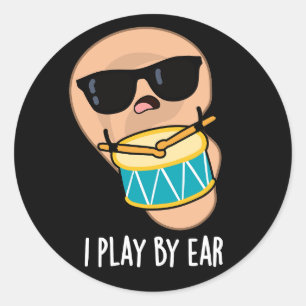 Sticker Rond Je Joue Par Ear Funny Drummer Pun Dark BG