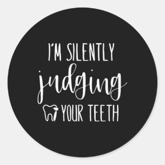 Sticker Rond Je Juge Silencieusement Votre Dent Hygiéniste Dent