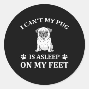 Sticker Rond Je ne peux pas que mon Carlin dorme sur mes pieds