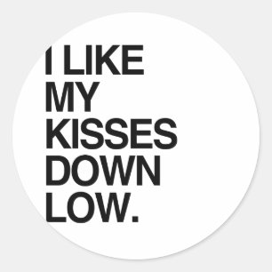 Sticker Rond JE PREFERE MES BAISERS TOUT BAS -.png