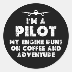 Sticker Rond Je suis un pilote amusant   café et aventure