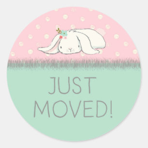 Sticker Rond Je viens de bouger ! Lapin rose et vert avec fleur