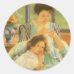 Sticker Rond Jeune Mère cousant par Mary Cassatt, Art ancien