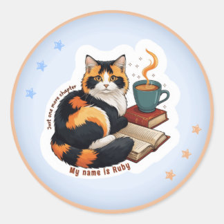 Sticker Rond Joli Chat Calico Lisant un Livre & Café Personnali