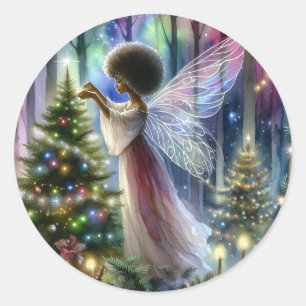 Sticker Rond Jolie fée décorant l'arbre de Noël
