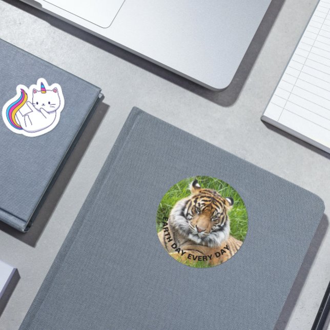 Sticker Rond Jour des terres tous les jours Sumatran Tiger Phot (In Situ Book)