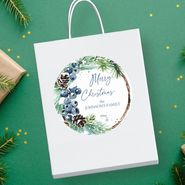 Sticker Rond Joyeuse couronne de pin de Noël Bleu baies d'hiver (Merry Christmas pine wreath blue winter berries Round Sticker watercolor snowy pine cones dusty blue)