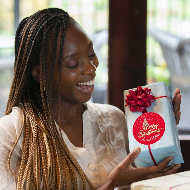 Sticker Rond Joyeux Arbre de Noël Nom de script Gold ConfettiRo (Merry Christmas Tree Script Name Gold ConfettiRed Classic Round Sticker)