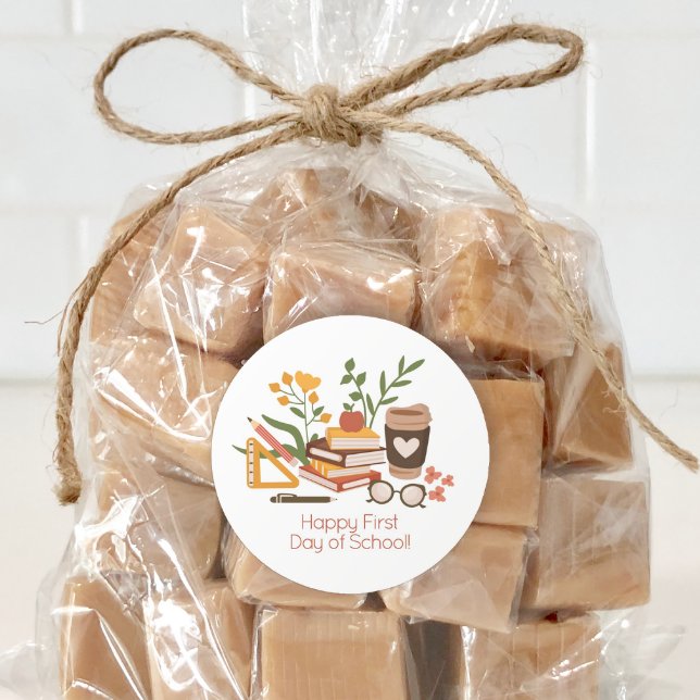 Sticker Rond Joyeux premier jour d'école (Use this sticker on bags or envelopes for a cute back to school treat.)