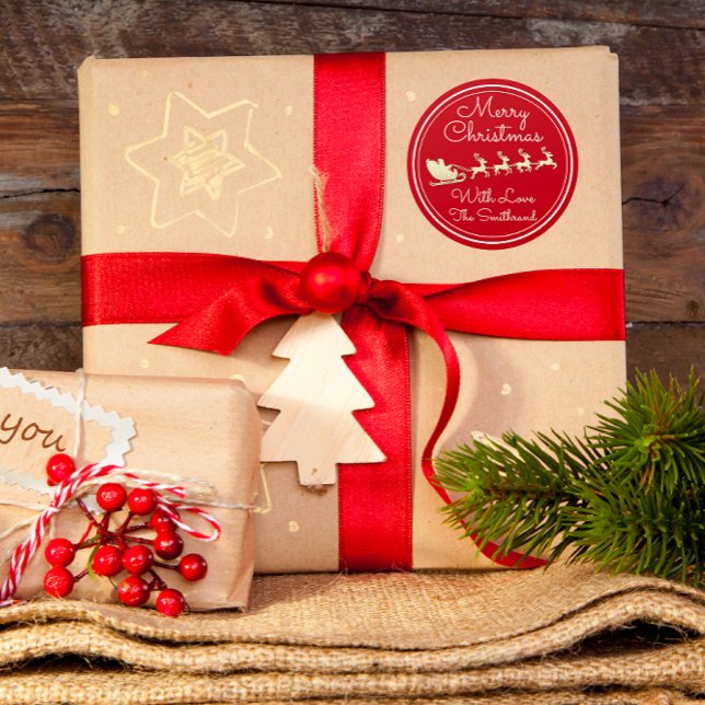 Sticker Rond Joyeux sapin de Noël Nom Red Gold Père Noël Sleigh (Merry Christmas Tree Name Red Gold Santa Sleigh Classic Round Sticker)