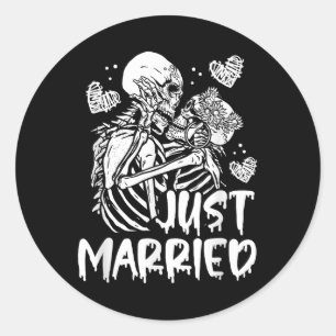 Sticker Rond Just Married Halloween Skeleton Bride And Groom We