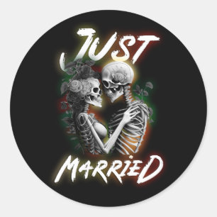 Sticker Rond Just Married Halloween Skeleton Bride And Groom We