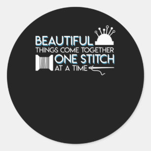 Sticker Rond La belle chose de couture piquante viennent