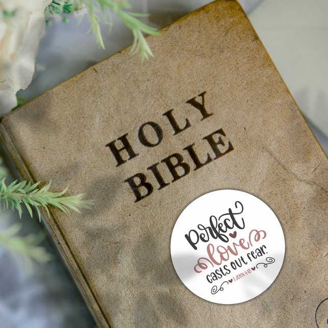 Sticker Rond La Bible Chrétienne ✝️ L'Amour Parfait Écrase La P (Christian Bible ✝️ Perfect Love Casts Out Fear Classic Round Sticker)
