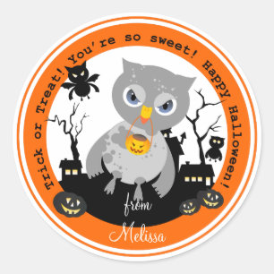 Sticker Rond La chouette d'Halloween se trompe ou traite