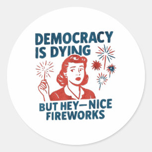 Sticker Rond La Démocratie Drôle Est En Train De Mourir Mais He