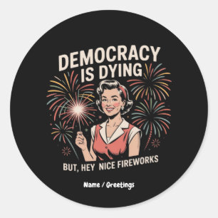 Sticker Rond La démocratie est en train de mourir, mais Hey Nic