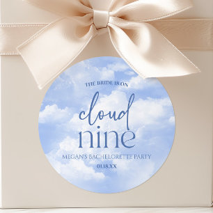 Sticker Rond La mariée est sur un nuage Bachelorette Party