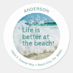 Sticker Rond La vie est meilleure à la plage avec une vague