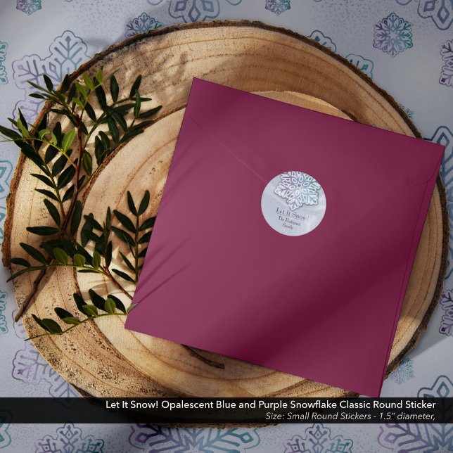 Sticker Rond Laisse-Le Neiger ! Flèche de neige bleu violet opa (Let It Snow! Opalescent Blue Purple Snowflake Classic Round Sticker)