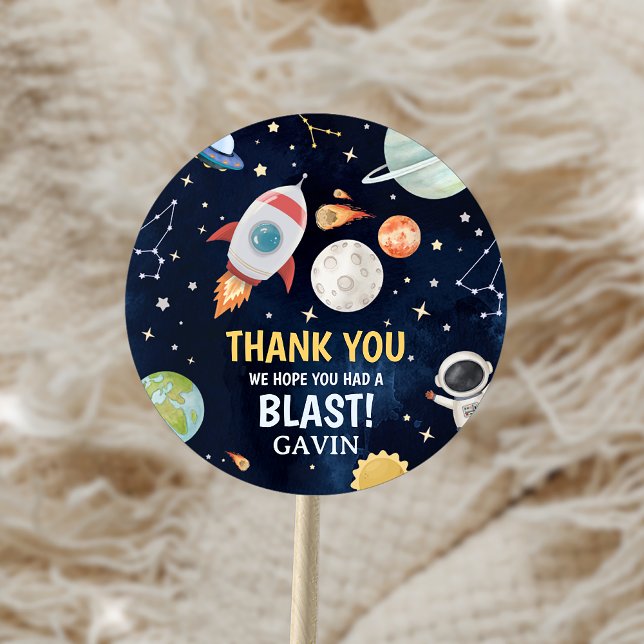Sticker Rond L'astronaute de l'espace extra-atmosphérique s'éte (Astronaut Outer Space Blast Off Birthday Party Sticker)