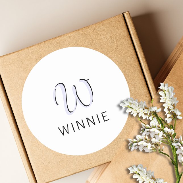 Sticker Rond Lavande Élégant Initial Noir Nom | Moderne  (Créateur téléchargé)