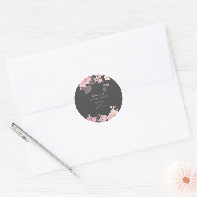 Sticker Rond Le chic sakura rose sur un gris foncé (Enveloppe)