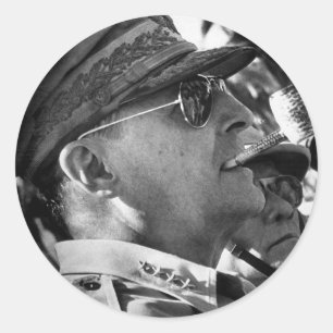 Sticker Rond Le général Douglas MacArthur avec Corncob Pipe