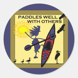 Sticker Rond Le kayak barbote bien sur le jaune
