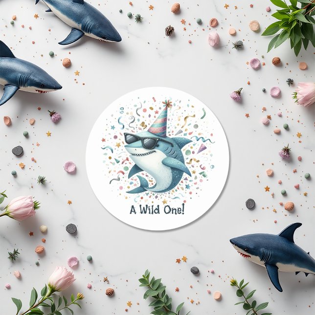 Sticker Rond Le thème du requin "Un sauvage" fête d'anniversair (Shark Themed "Wild One" Birthday Party Classic Round Sticker)