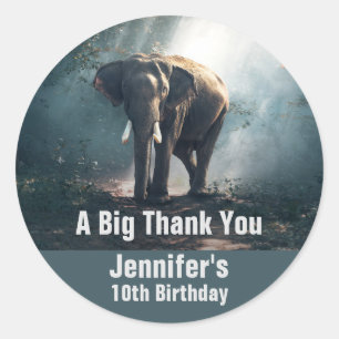 Sticker Rond L'éléphant asiatique dans une forêt éclairée Anniv