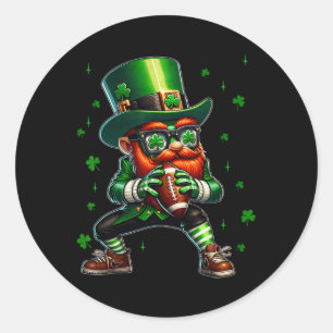 Sticker Rond Leprechaun Jouer Football Jour de la Saint Patrick