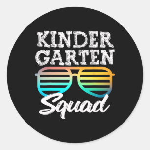Sticker Rond L'Équipe Du Jardin D'Enfants Entoure Les Enfants A