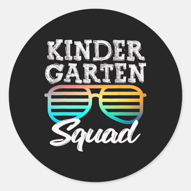 Sticker Rond L'Équipe Du Jardin D'Enfants Entoure Les Enfants A (Devant)