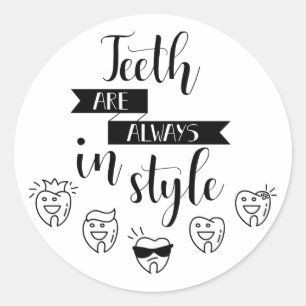 Sticker Rond Les dents sont toujours dans le style