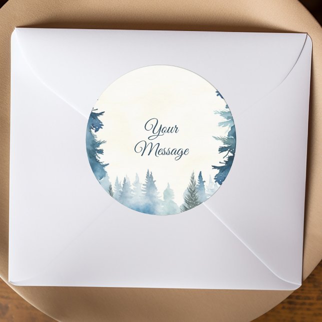 Sticker Rond Les pins bleus votre message vacances (Round sticker with pine trees and your own message in an elegant script. Used as an envelope seal.)