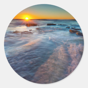 Sticker Rond Les rayons du soleil illuminent l'océan Pacifique