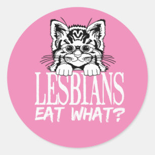 Sticker Rond LESBIENNES MANGENT QUOI ? T-Shirt
