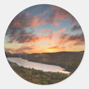Sticker Rond Lever de soleil vibrant sur le lac des Nuages en a