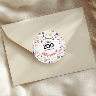 Sticker Rond Little Boo est presque due Fête de bébé effrayante