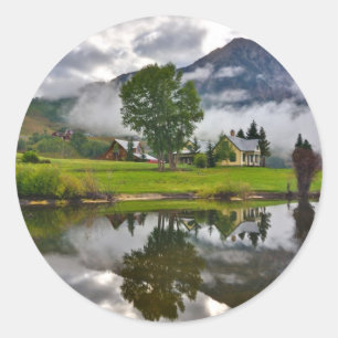 Sticker Rond Little House à Mist sur le lac