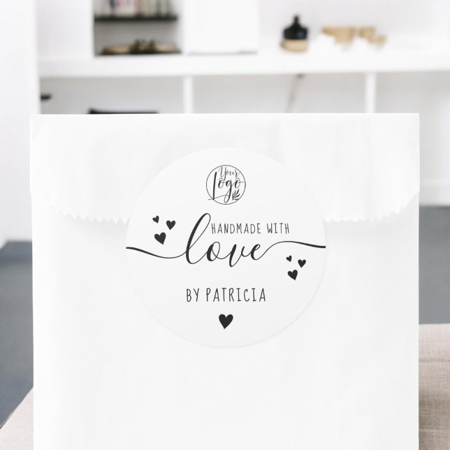 Sticker Rond Logo de script d'amour fait main cœurs noir et bla (Handmade love script logo hearts black and white classic round sticker)