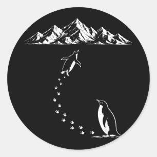 Sticker Rond Manchot marchant seul vers les montagnes oiseau ni