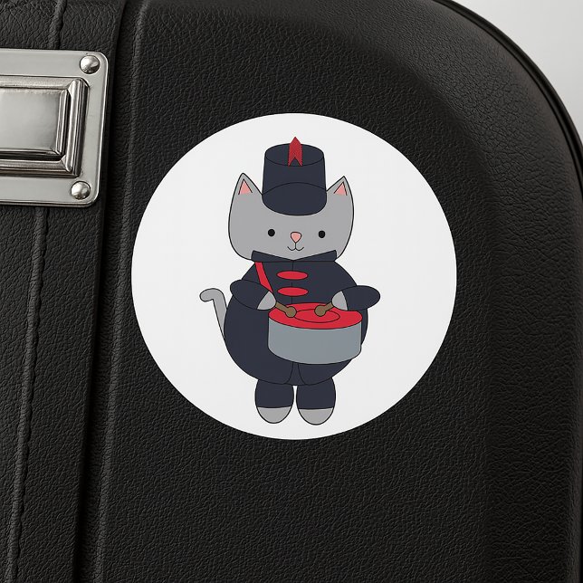 Sticker Rond Marching Band Gray Cat Drum Navy Blue Red (A sticker featuring a cat playing the drums in a navy blue and red marching band uniform.)
