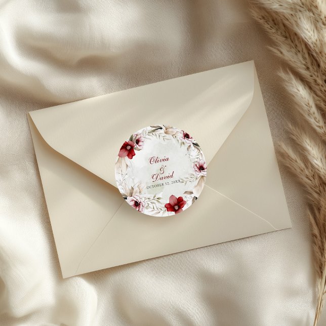 Sticker Rond Mariage de l'élégance hivernale de Bourgogne (Burgundy Winter Elegance Wedding Classic Round Sticker on an elegant wedding envelope.)