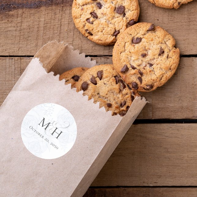 Sticker Rond Mariage Floral Bleu Favoriser Monogramme (Elegant blue floral monogram wedding favor sticker. )