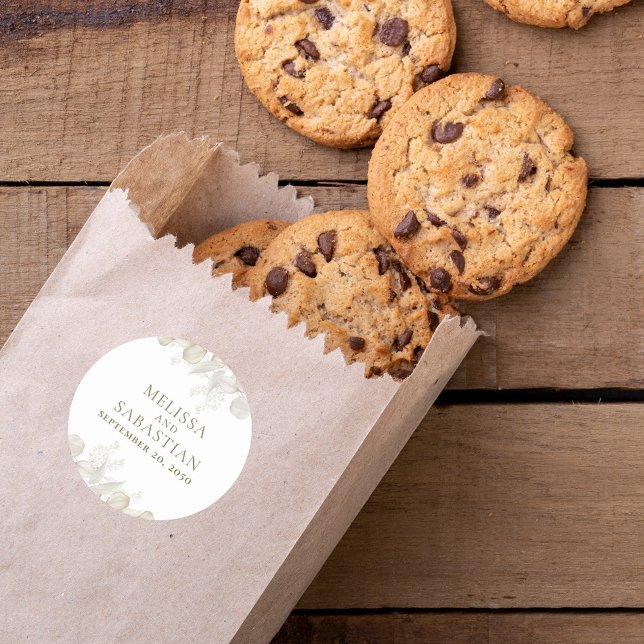 Sticker Rond Mariage Simple Elégant Sage Vert verdure (Elegant wedding sage green favor sticker label with elegant greenery.)