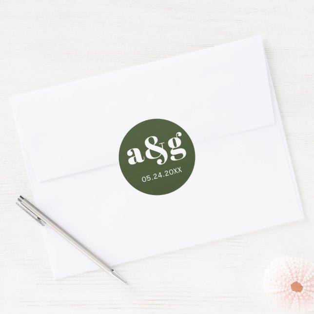 Sticker Rond Mariage vert foncé monogramme simple et élégant (Enveloppe)